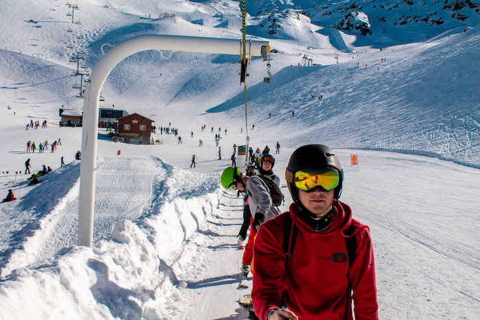 Skiërs houden zich vast aan de skilift op skikamp