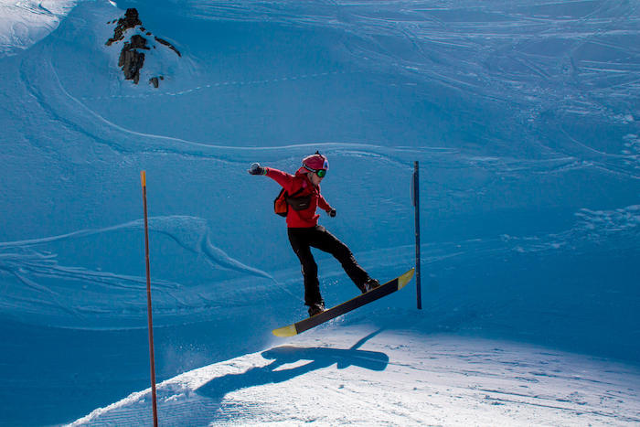 Snowboarder maakt sprong op skikamp