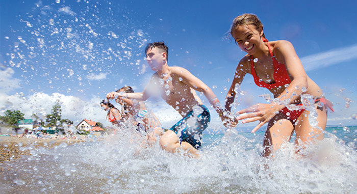 Jongens en meiden hebben waterplezier op early bird vakantie