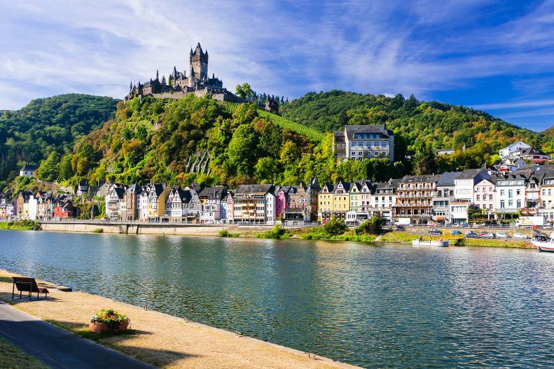 Een mooi kasteel in een groen landschap bekijken tijdens Jongerenvakanties Duitsland