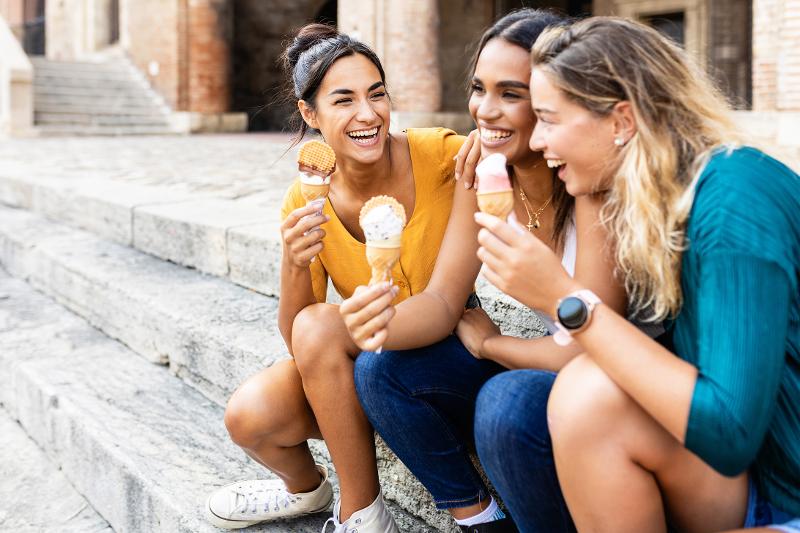 Deelnemers van een taalcursus Duitsland eten samen een ijsje en lachen met elkaar