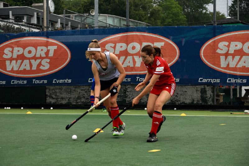 deux joueuses sur le terrain en colo hockey