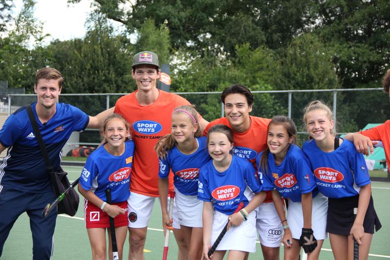 groupe de jeunes qui posent pour la photo en colo hockey