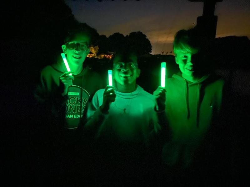 Kinderen houden glowstick vast op kinderkamp