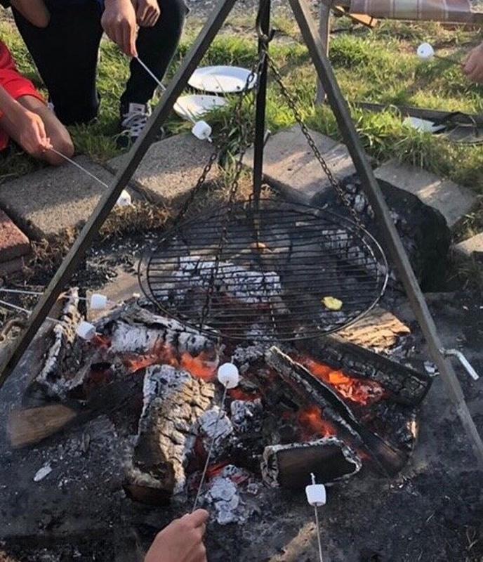 Marshmallows boven het kampvuur op kindervakantie