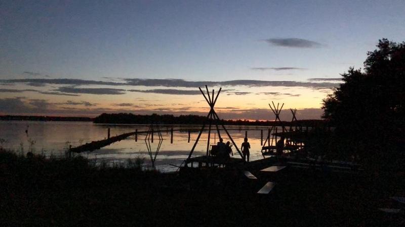Uitzicht op meer met zonsondergang op kindervakantie