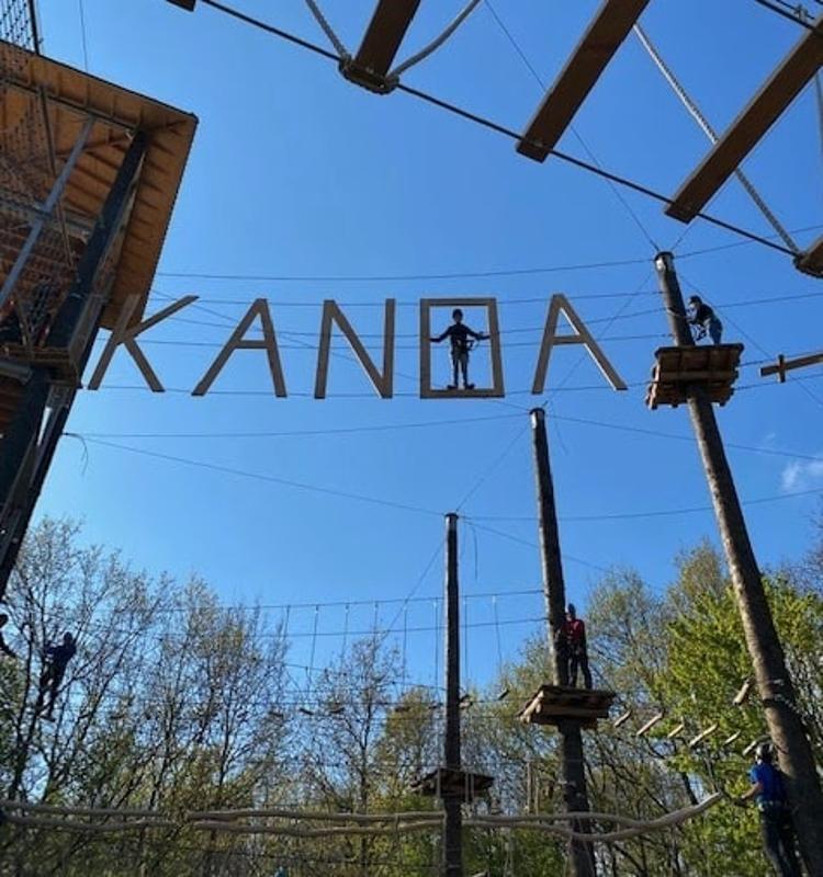 Letters in de lucht spellen KANOA op kindervakantie