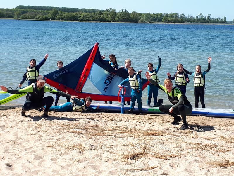 Groepsfoto na het windsurfen op kindervakantie