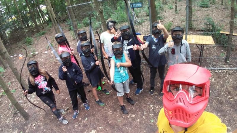 Kinderen leren boogschieten op kindervakantie