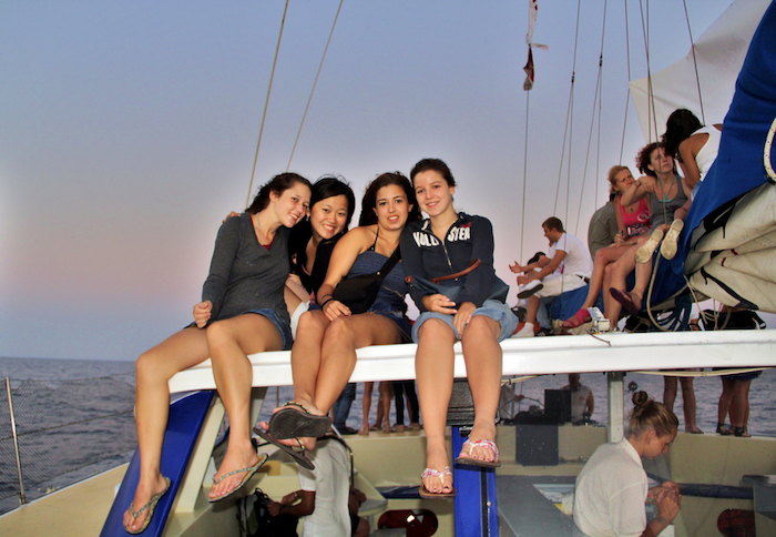 jeunes filles sur un bateau à malte colonie