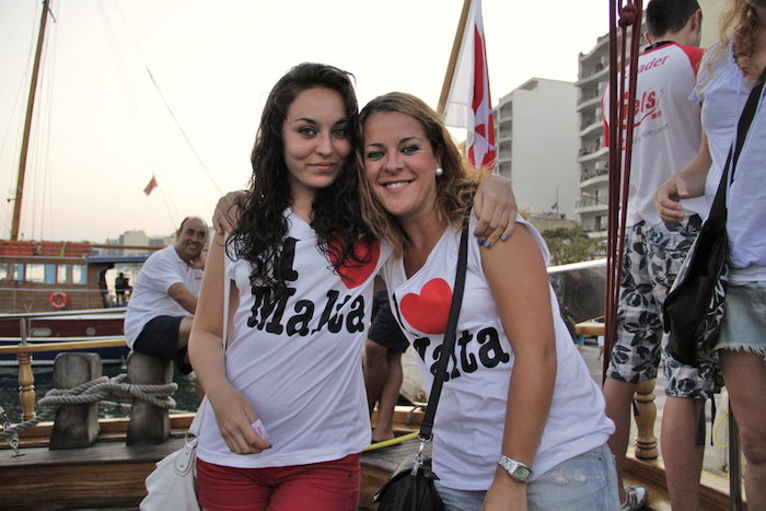 filles avec un t-shirt I love malta en colo malte