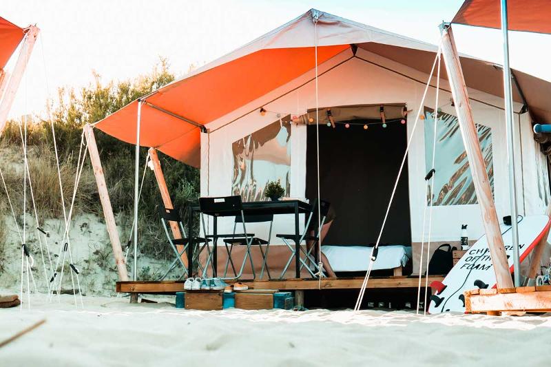 Een safaritent op het strand van Messanges tijdens het surfkamp
