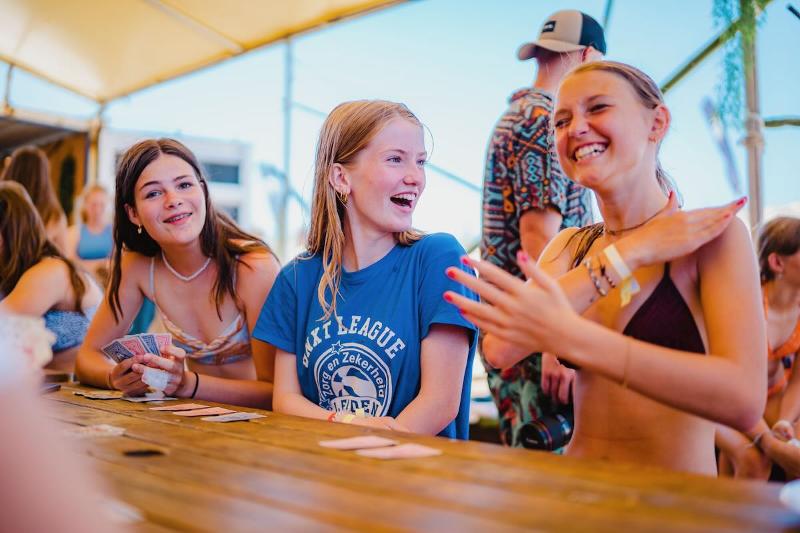 Deelnemers aan het lachen tijdens de Surfkampen Le Pin Sec