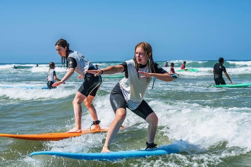 Deelnemers aan het surfen tijdens de Surfkampen Le Pin Sec