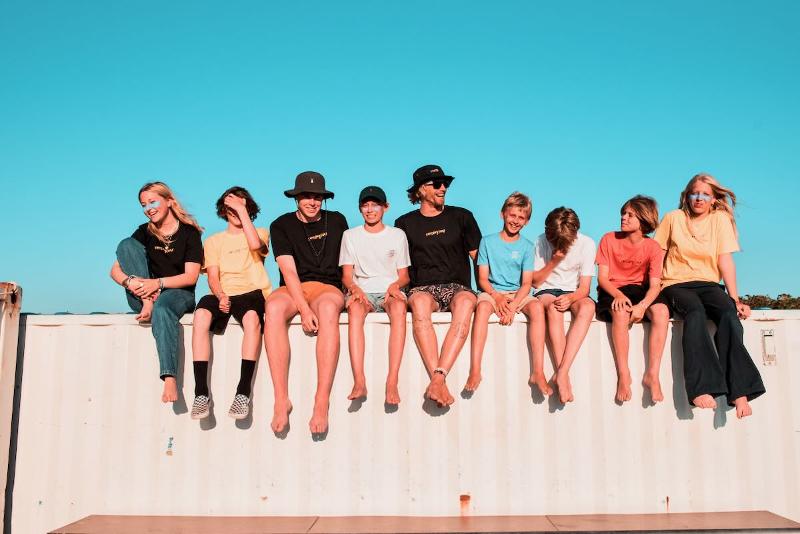 Deelnemers relaxen na het surfen tijdens de Surfkampen Le Pin Sec
