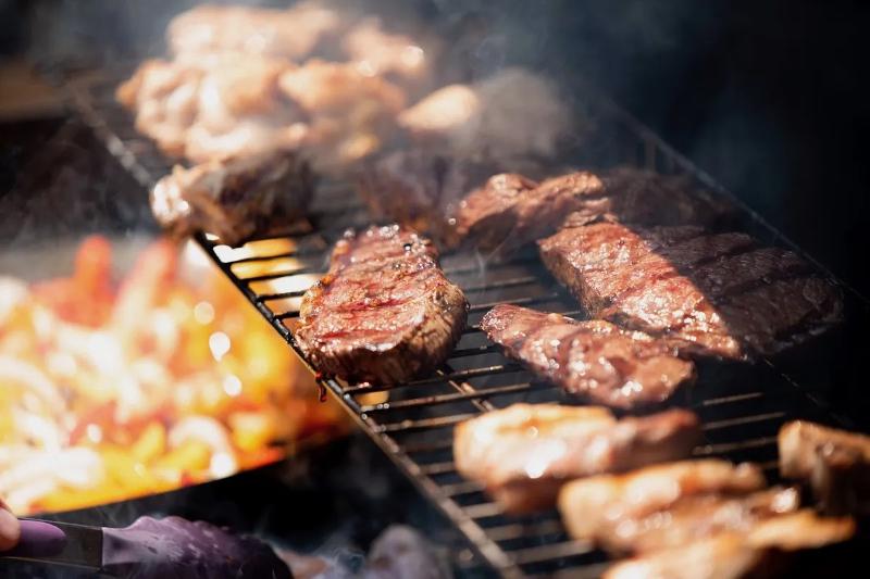 Tijdens een surfreis krijg je lekker eten barbecuen tijdens een surfreis