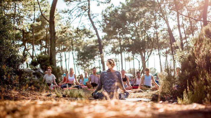 Jongen is op avonturen kamp met early bird vakantie