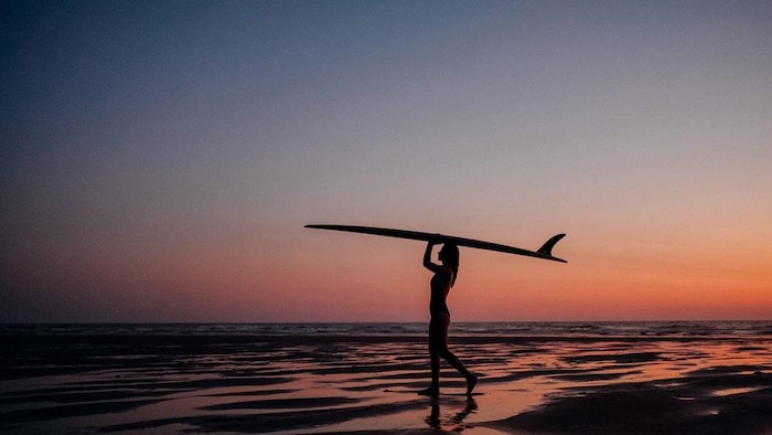 leer surfen tijdens een internationaal kamp