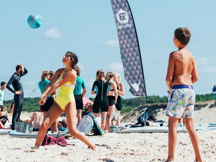 speel een spel tijdens een surfkamp jongeren