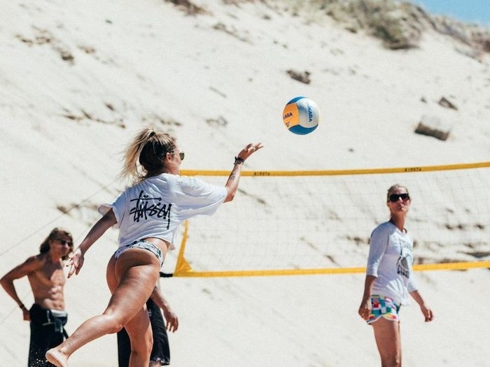 speel volleybal tijdens een surfkamp jongeren