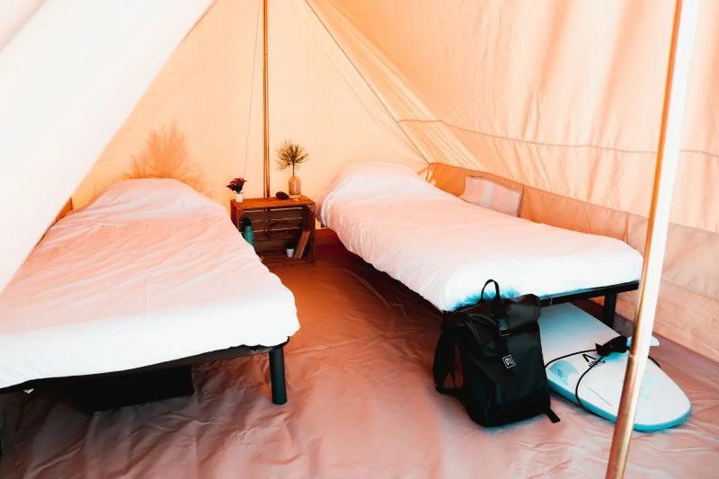 een lekkere tent tijdens een surfkamp jongeren