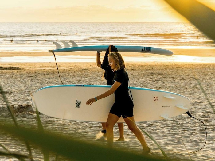 Meisjes surfen op jongerenreis Frankrijk