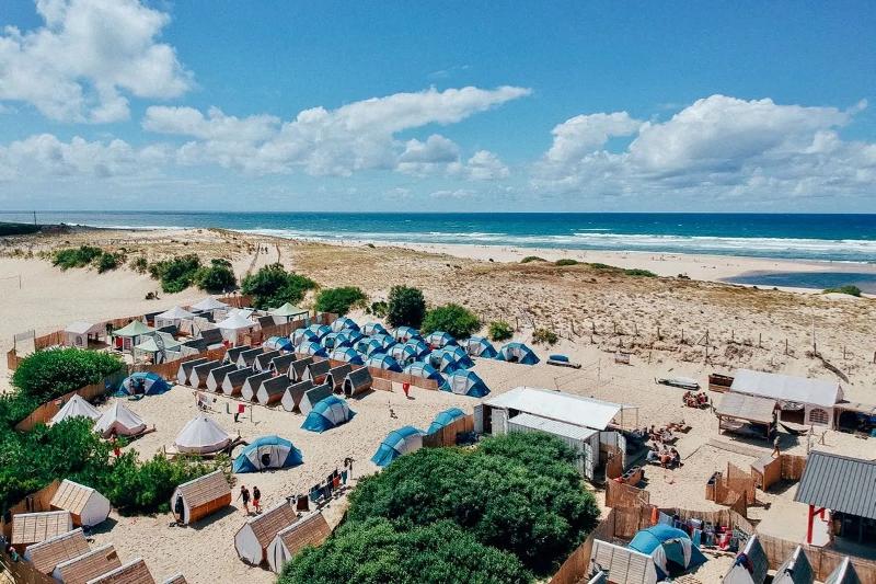 een luchtfoto van het kamp tijdens een surfkamp 16 jaar