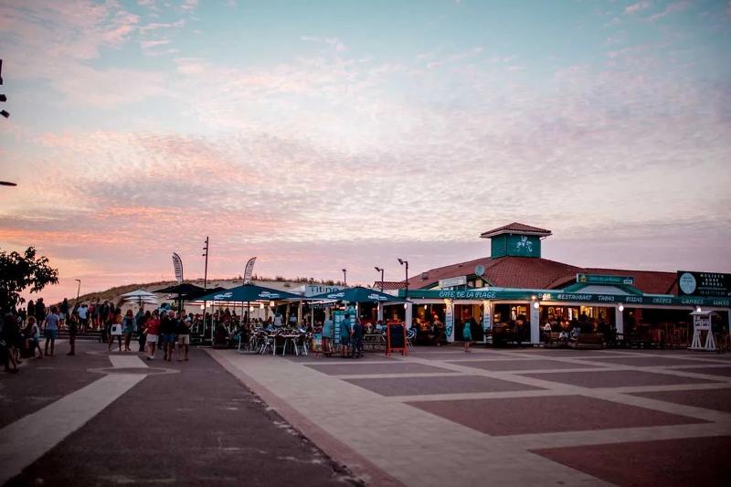 een boulevard tijdens een surfkamp 16 jaar