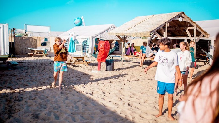 Deelnemers doen activiteiten tijdens de Surfkampen Frankrijk 16 jaar