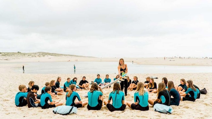 Surfles tijdens de groepsreis jongeren