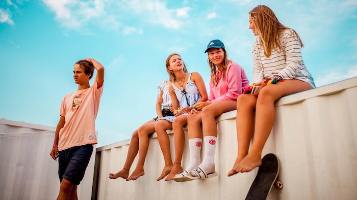 Een groep vrienden tijdens het surfkamp 17 jaar