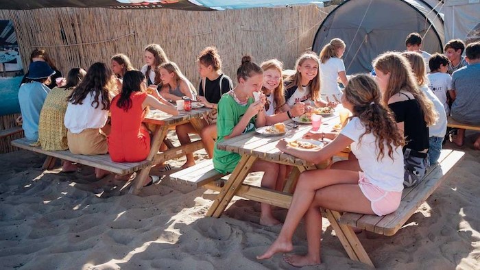 Kinderen aan het lunchen tijdens de Surfkampen Europa