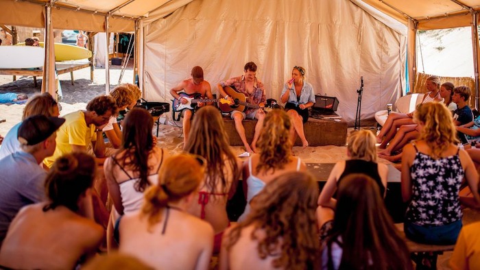 Naar muziek luisteren tijdens de Surfkampen Europa