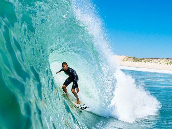 Een surfer aan het surfen tijdens de groepsreis