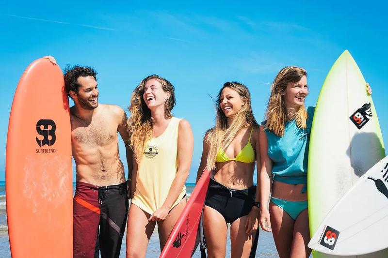 Een groepje vrienden tijdens het surfkamp in Zuid-Frankrijk