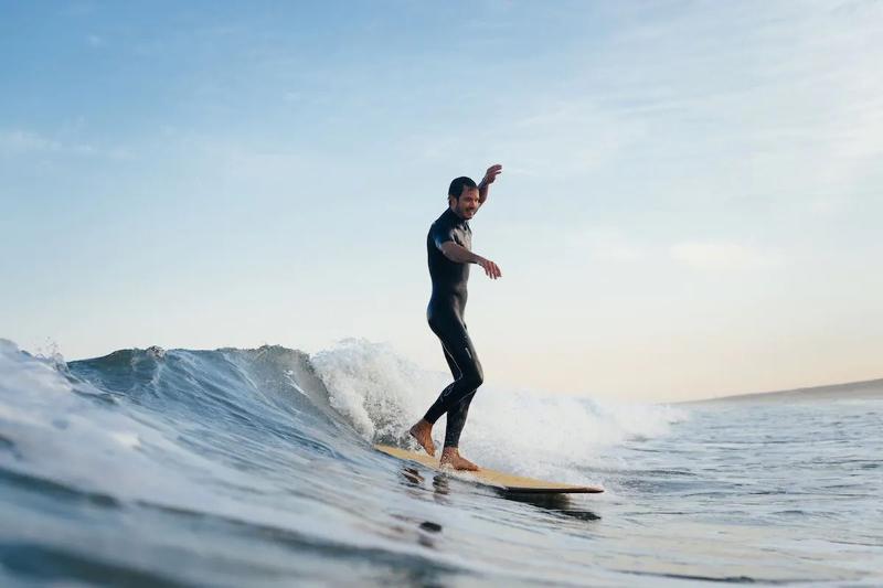 Een surfer op het water tijdens een surfkamp in Zuid-Frankrijk