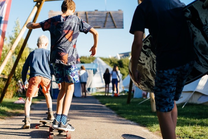 Jongen is aan het skaten op zomerkamp Nederland