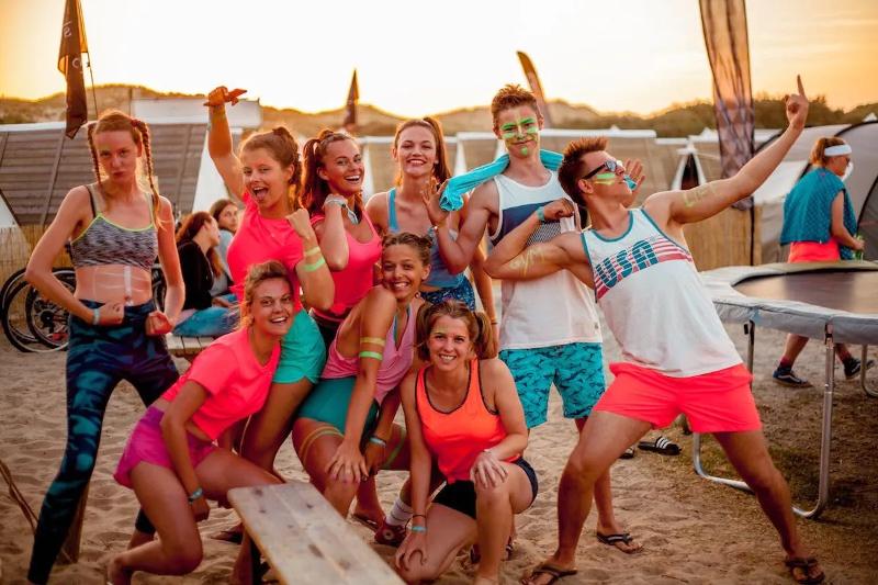Een groep deelnemers aan jongerenvakanties 17 jaar zijn verkleed en poseren