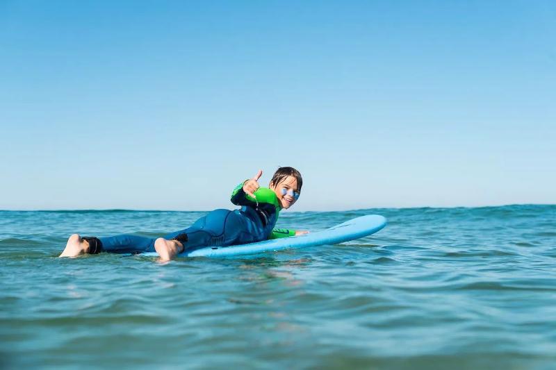 Deelnemer aan het surfen tijdens de Surfkampen Noord-Spanje