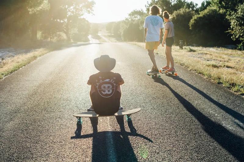 op een skateboard met vrienden