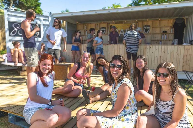 Jongeren chillen aan de bar op het surfkamp Zarautz