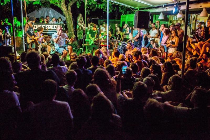 Beleef een concert met alle andere deelnemers van een surfkamp Zarautz