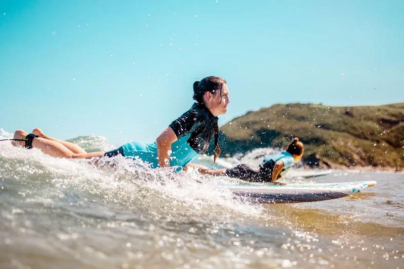 Meisjes surfen op het surfkamp in Zarautz