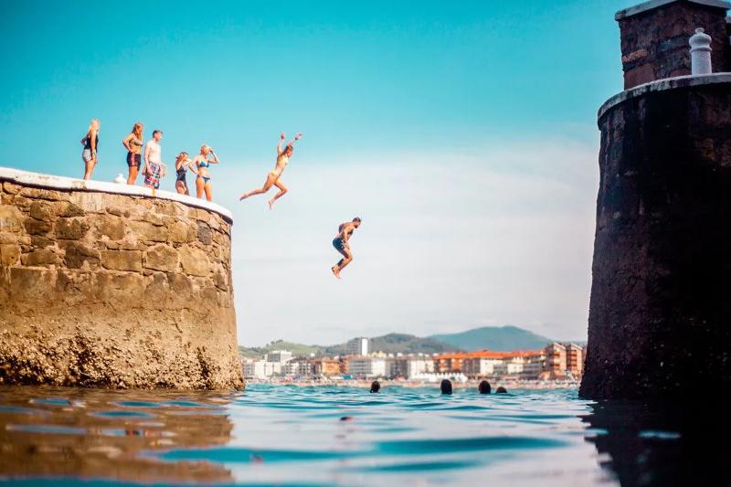 Ga samen met andere deelnemers genieten van je vrije tijd tijdens een surfkamp Zarautz
