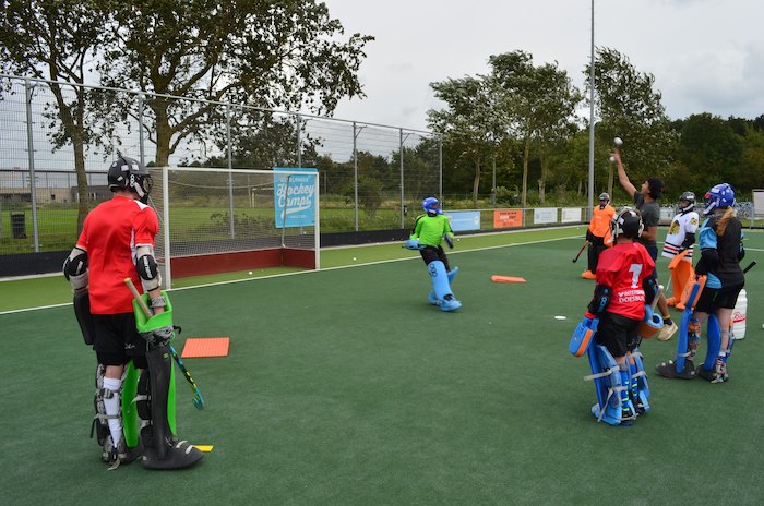 jeunes qui apprennent le hockey en colonie sportive pour ado