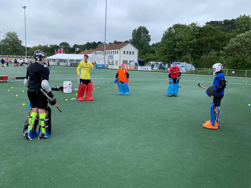 Leren keepen tijdens een hockeykamp zandvoort