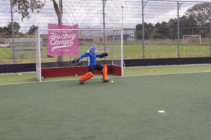 In het doel staan tijdens een hockeykamp zandvoort.