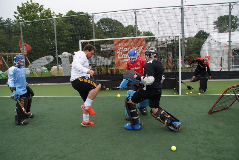 Je krijgt training om beter te worden tijdens een hockeykamp zandvoort.