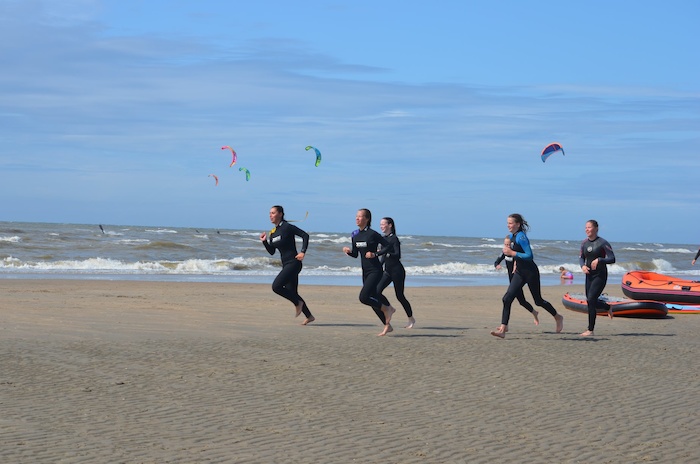 jeunes qui courent sur la plage en colonie sportive pour ado 
