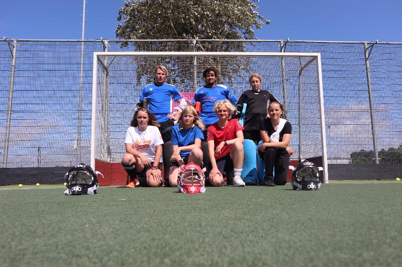 Een leuke foto in een doel tijdens een hockeykamp zandvoort
